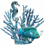 Badge Photo Sculpture Corail Bleu Épingle<br><div class="desc">Peigne de sculpture en acrylique de corail bleu abritant un hippocampe bleu étincelant et un beau poisson bleu avec bulles d'air bleu clair topaz. Voir le porte - clé de sculpture en acrylique, aimant, ornement et sculpture. Voir l'ensemble de la collection Under the Sea Buttons & Pins dans les TOUCHES...</div>