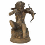 Badge Photo Sculpture Cupide 2 broches<br><div class="desc">Peigne de sculpture en acrylique avec l'image d'une figurine en or de cupide pointant son arc et sa flèche. Dans la mythologie classique, Cupidon est le dieu romain du désir, de l'amour, de l'attraction et de l'affection. Il est souvent décrit comme le fils de la déesse d'amour Vénus et du...</div>