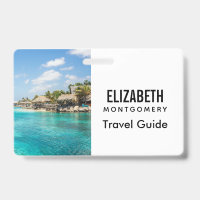 Plage tropicale pittoresque avec des huttes de cha
