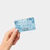 Badge plumes et flocons bleus abstraits (À main)