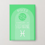 Badge Poissons personnalisés Anniversaire Zodiac - Desig<br><div class="desc">Personnalisez ce bouton avec une date de naissance et un nom. Un design personnalisé avec le signe zodiaque - Poissons - plus traits de personnalité, information et constellation. Personnalisez cette bougie d'anniversaire avec un nom et une date de naissance. Un design d'anniversaire personnalisé avec le signe zodiaque - Poissons -...</div>