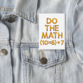 Badge Prof de maths drôle Faites le calcul (9x7)+4 (Insitu)