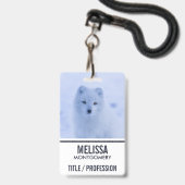 Badge Renard arctique mignon sur fond enneigé d'hiver (Avant avec lanière)