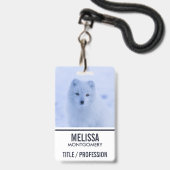 Badge Renard arctique mignon sur fond enneigé d'hiver (Arrière avec lanière)