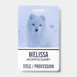 Badge Renard arctique mignon sur fond enneigé d'hiver