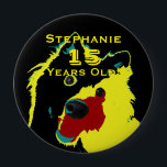 Badge Rond 10 Cm 15 Ans, Joyeux Jaune Chien Bouton Épingle<br><div class="desc">Cette épingle est faite avec ma photo originale / l'oeuvre d'un chien jaune heureux (Spitz japonais). Cette épingle unique est un grand cadeau pour une personne de 15 ans. Ils peuvent le porter fièrement à leur 15ème anniversaire! Il peut être personnalisé, à la fois nom et nombre d'années. Super plaisir...</div>