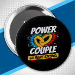 Badge Rond 10 Cm 60e anniversaire Couples mariés 60 ans de force<br><div class="desc">Ce 60e anniversaire de mariage amusant est parfait pour les couples mariés de 60 ans pour célébrer leur mariage ! Idéal pour fêter avec votre mari ou votre femme ou pour la fête de 60 ans de mariage de vos parents ! Caractéristiques "Couple de puissance - 60 ans de force!"...</div>