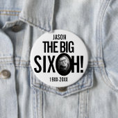 Badge Rond 10 Cm 60e anniversaire le grand six oh nom photo mono (En situation)