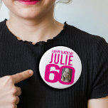 Badge Rond 10 Cm 60e joyeux anniversaire rose photo personnalisée e<br><div class="desc">60e anniversaire rose sur blanc, 60e photo personnalisée et nom pin badge bouton. Fun 60e photo design personnalisé d'anniversaire. Personnalisez avec une photo de la fille d'anniversaire au milieu du nombre 0. Idéal pour ajouter un peu de plaisir à un anniversaire marquant de soixantième anniversaire. D'autres objets et couleurs assortis...</div>
