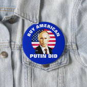 Badge Rond 10 Cm "Achetez l'Américain. Poutine a fait" avec le (En situation)