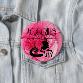 Badge Rond 10 Cm Aquarius pour la Dame Zodiac en rose (En situation)