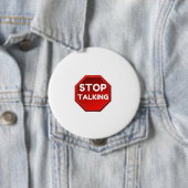 BADGE ROND 10 CM ARRÊTER LE SIGNE DE DISCUSSION (En situation)