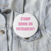 BADGE ROND 10 CM ARRÊTER SUR LE BOUTON PATRIARCHY (En situation)