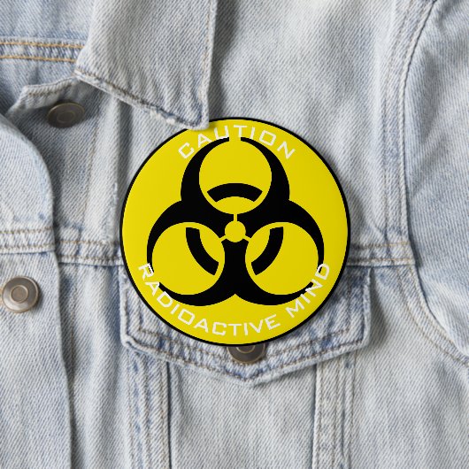 BADGE ROND 10 CM ATTENTION RADIOACTIVE (En situation)