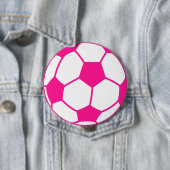 Badge Rond 10 Cm Balle de soccer rose chaud (En situation)