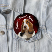 Badge Rond 10 Cm Basset Hound Maman avec bouton arrière - plan roug (En situation)