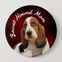 Basset Hound Maman avec bouton arrière - plan roug
