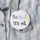 Badge Rond 10 Cm Be Silly It's ok button (En situation)