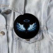 Badge Rond 10 Cm Blue Glowing Angel Wings on black background (En situation)