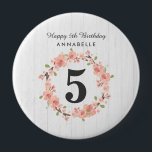 Badge Rond 10 Cm Bois blanc et bracelet de fleurs Wreath Joyeux ann<br><div class="desc">Bois blanc et bracelet fleuri Boutons d'anniversaire heureux,  avec mignonette rose pâle et fleurs de corail! Customisez-le en ajoutant vos infos ! Regardez ma boutique pour voir toute la collection avec ce design !</div>