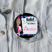 Badge Rond 10 Cm Bonjour étiquette nommée - Dr. Dreadlocks (En situation)