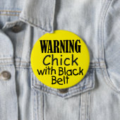 Badge Rond 10 Cm Bouton Avertissement Chick avec ceinture noire (En situation)