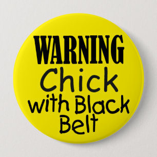Badge Rond 10 Cm Bouton Avertissement Chick avec ceinture noire