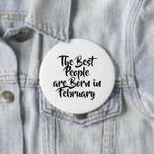 Badge Rond 10 Cm Bouton d'anniversaire "Février" (En situation)