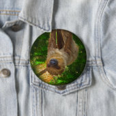 Badge Rond 10 Cm Bouton de la forêt pluviale de Sloth (En situation)