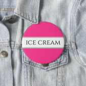 Badge Rond 10 Cm Bouton Fun Fraise GLACE CRÈME Rose Blancs Bouton (En situation)