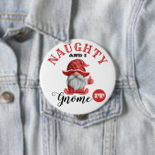 Badge Rond 10 Cm Bouton Gnome de Noël amusant (En situation)