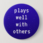 Badge Rond 10 Cm Bouton Joue bien avec d'autres (Devant)