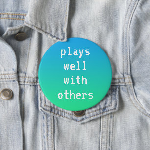 Badge Rond 10 Cm Bouton Joue bien avec d'autres
