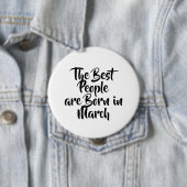 Badge Rond 10 Cm Bouton "Mars" Anniversaire (En situation)