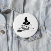 Badge Rond 10 Cm Bouton noir et blanc de la Sorcière d'Halloween Ba (En situation)