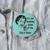 Badge Rond 10 Cm Bouton Retro Drink Alone Chien Lady (En situation)