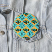 Badge Rond 10 Cm Bouton rond Arlequin Retro Globe Trotter (En situation)