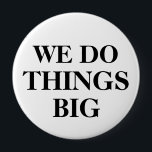 Badge Rond 10 Cm Boutons Salon<br><div class="desc">Boutons Pinback 4 pouces très gros avec les mots que nous faisons gros en gros caractères gras en noir et blanc classique avec la possibilité de customiser le modèle en ligne. Conçu pour être utilisé lors de foires commerciales,  de congrès ou d'autres occasions de promotion.</div>