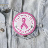 Badge Rond 10 Cm Breast Cancer Awareness I wear Pink For (En situation)