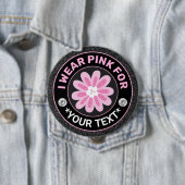 Badge Rond 10 Cm Breast Cancer Awareness I wear Pink for Flower (En situation)