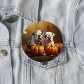 Badge Rond 10 Cm Bulldog Chiot Automne Citrouille de plaisir (En situation)