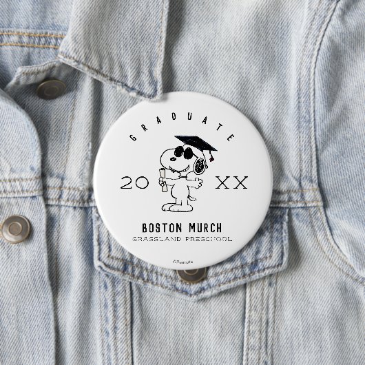 Badge Rond 10 Cm cacahuètes | Snoopy Graduate (En situation)