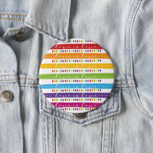 Badge Rond 10 Cm Calligraphie L'amour est l'amour Rainbow Pride (En situation)