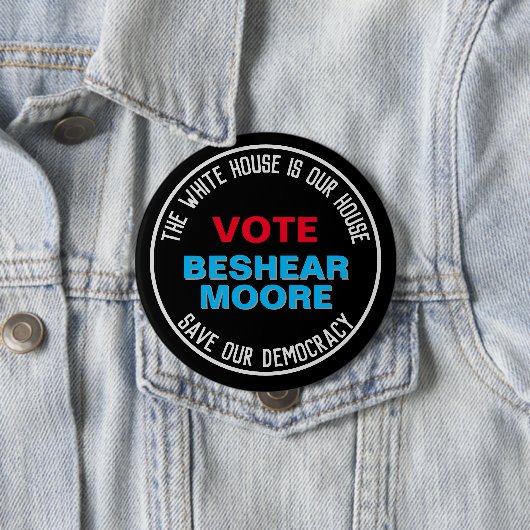 Badge Rond 10 Cm Campagne Save Our Democracy Vote BESHEAR MOORE (En situation)