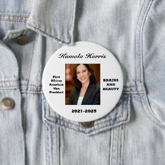BADGE ROND 10 CM CELEBRATE KAMALA HARRIS  