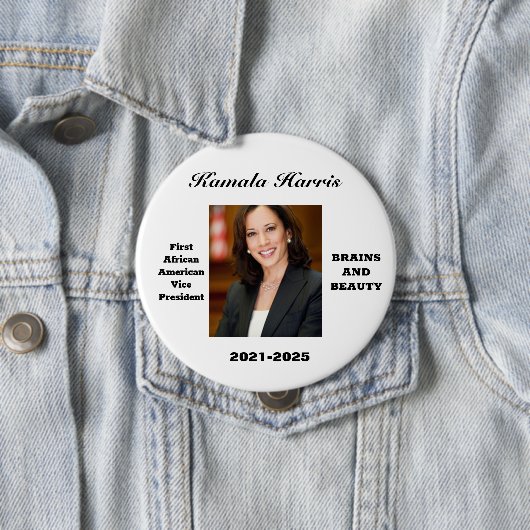 BADGE ROND 10 CM CELEBRATE KAMALA HARRIS (En situation)