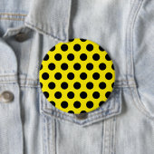 Badge Rond 10 Cm Cercles noirs sur Arrière - plan jaune (En situation)