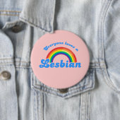 Badge Rond 10 Cm Chacun aime une lesbienne (En situation)