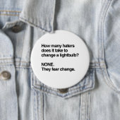 BADGE ROND 10 CM CHANGEMENT DE CRAINTE DE HAINEUX (En situation)