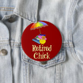 Badge Rond 10 Cm Chick Retraité, Design Décoratif. (En situation)